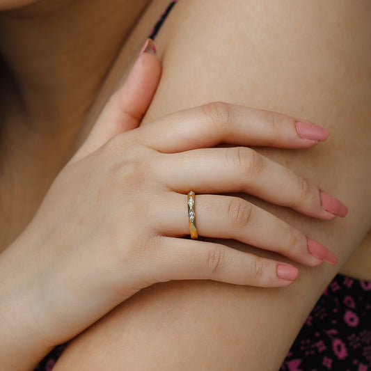 Faceted Gleam Diamond Ring