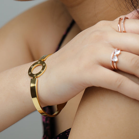 Circle of Luxe Kada