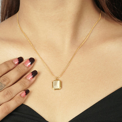 Lustrous Jade Pendant Necklace